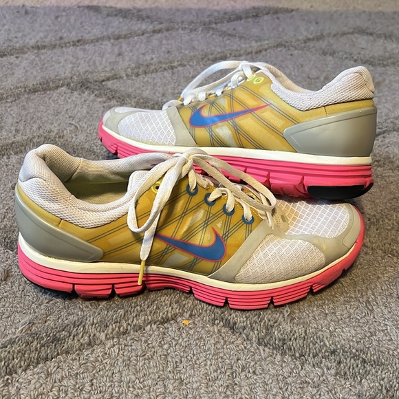 Women’s Nike Running Shoe. - Picture 3 of 5